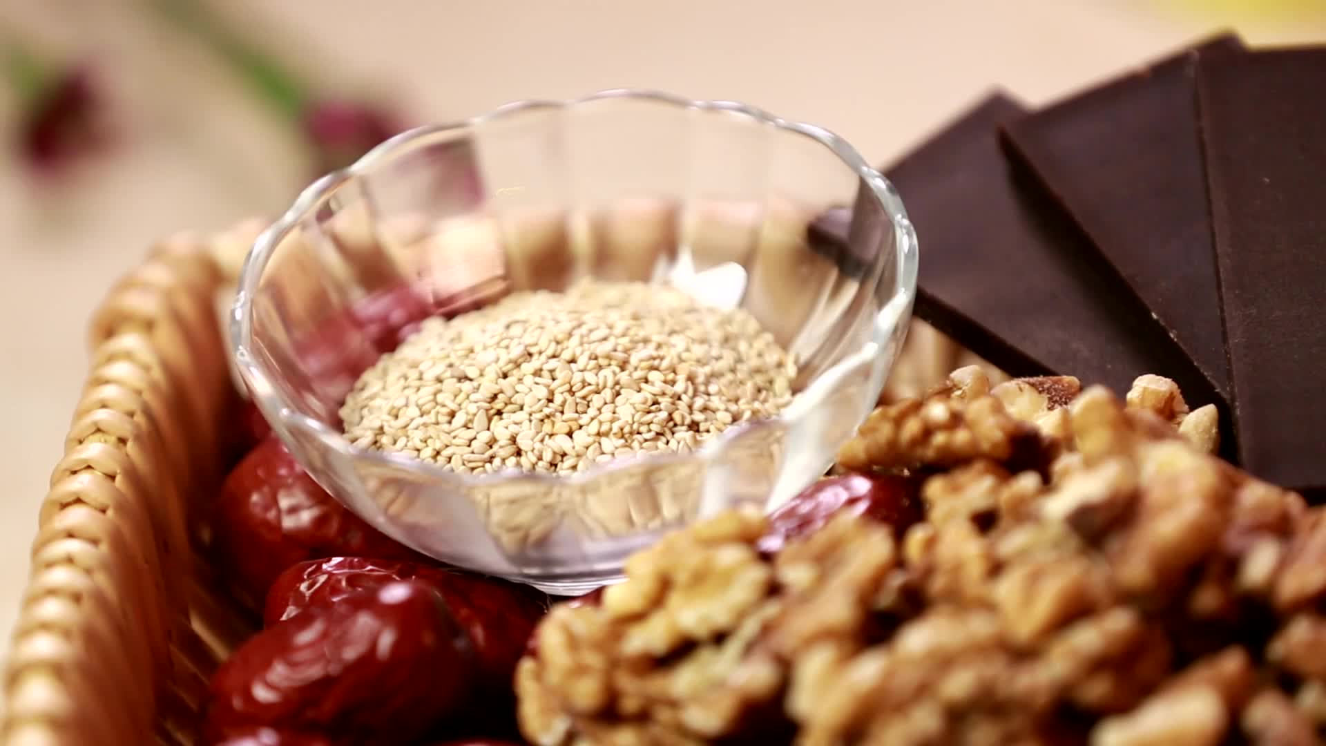 镜头合集干果坚果大枣红糖制作阿胶的材料视频的预览图