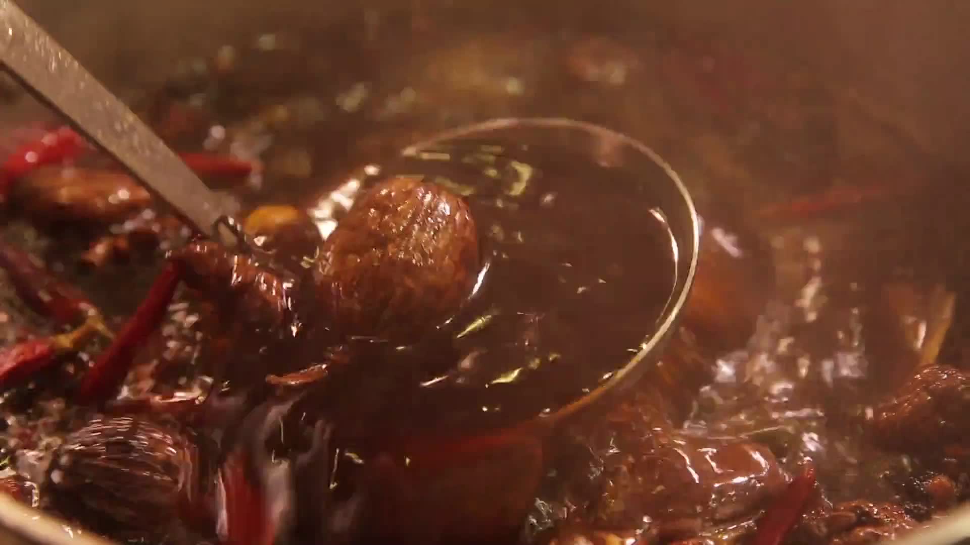 镜头合集厨师熬制卤味底料卤肉底料视频的预览图