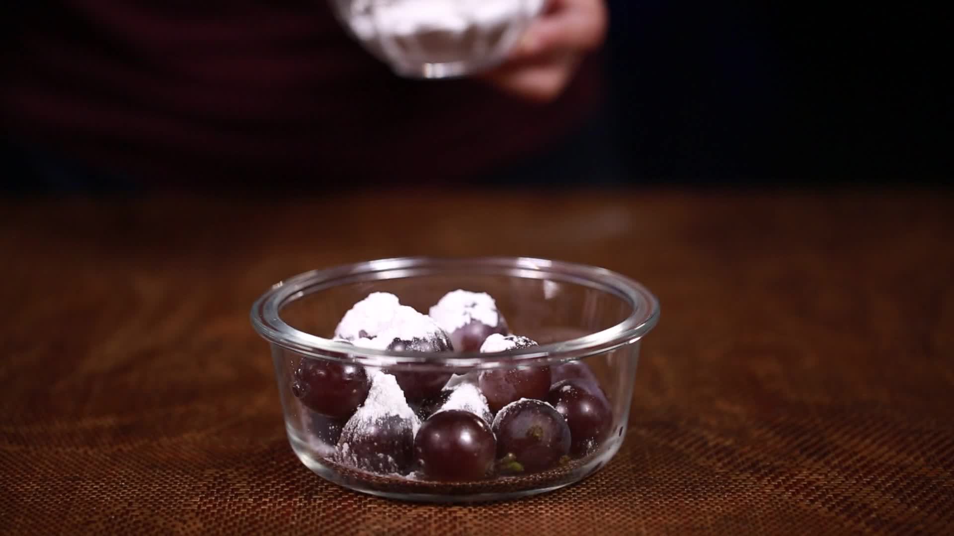 镜头合集如何用面粉清洗葡萄视频的预览图