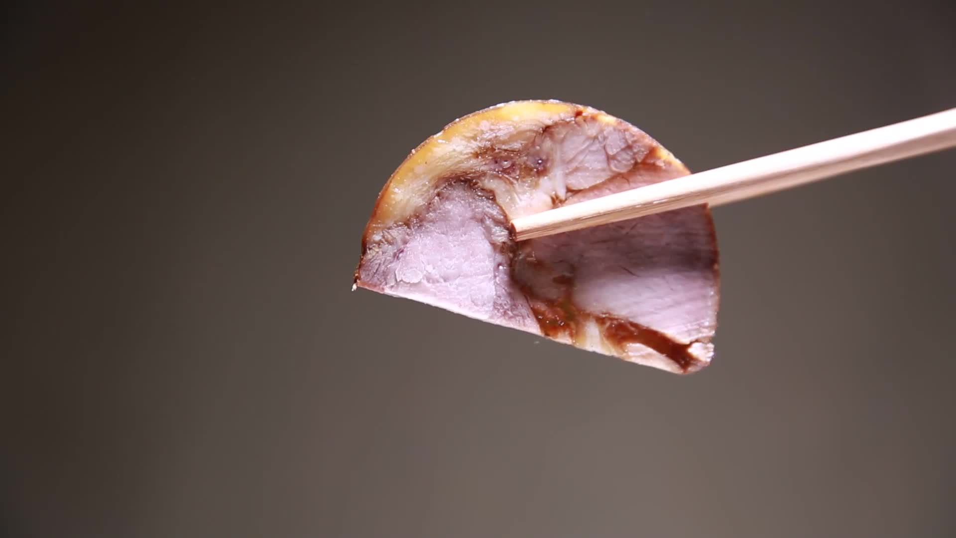 镜头合集筷子夹起一片熟食卤肉视频的预览图