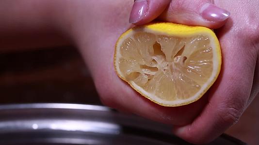 镜头合集挤柠檬汁维生素c视频的预览图