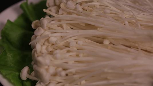 镜头合集金针菇火锅蘑菇金针蘑视频的预览图