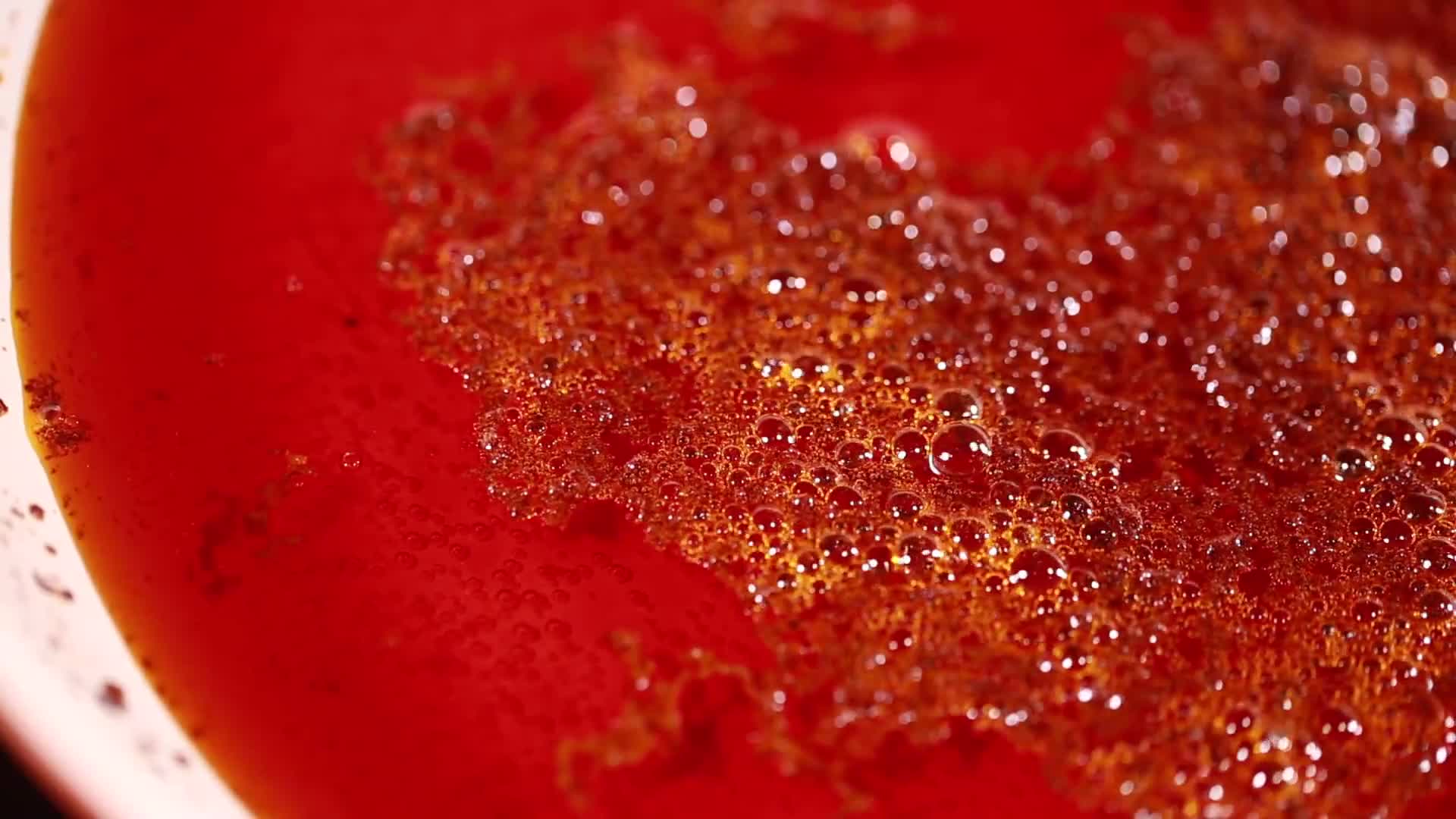 镜头合集烧杯测量红油油炸食品视频的预览图