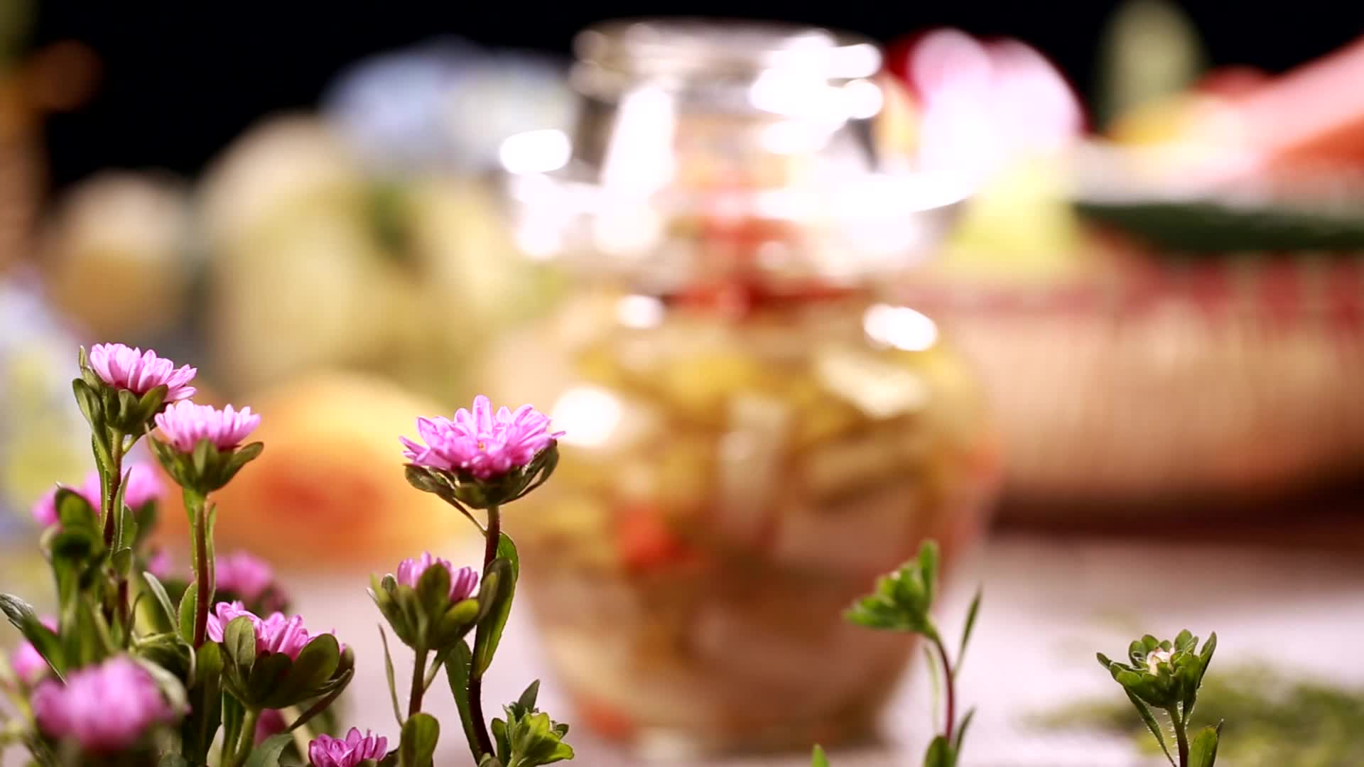 镜头合集跳水泡菜透明泡菜坛子腌制泡菜酸菜视频的预览图