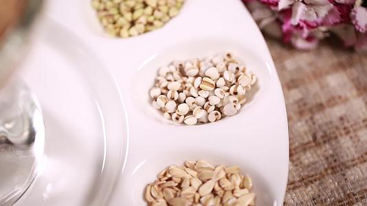 镜头合集燕麦荞麦藜麦各种粗粮杂粮视频的预览图