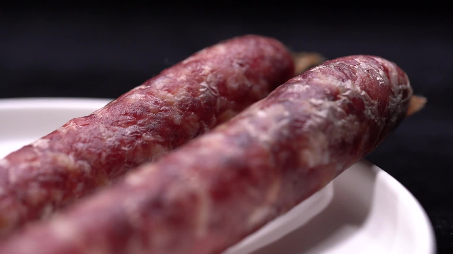 镜头合集微距解剖香肠肉质腊肠熏肉视频的预览图