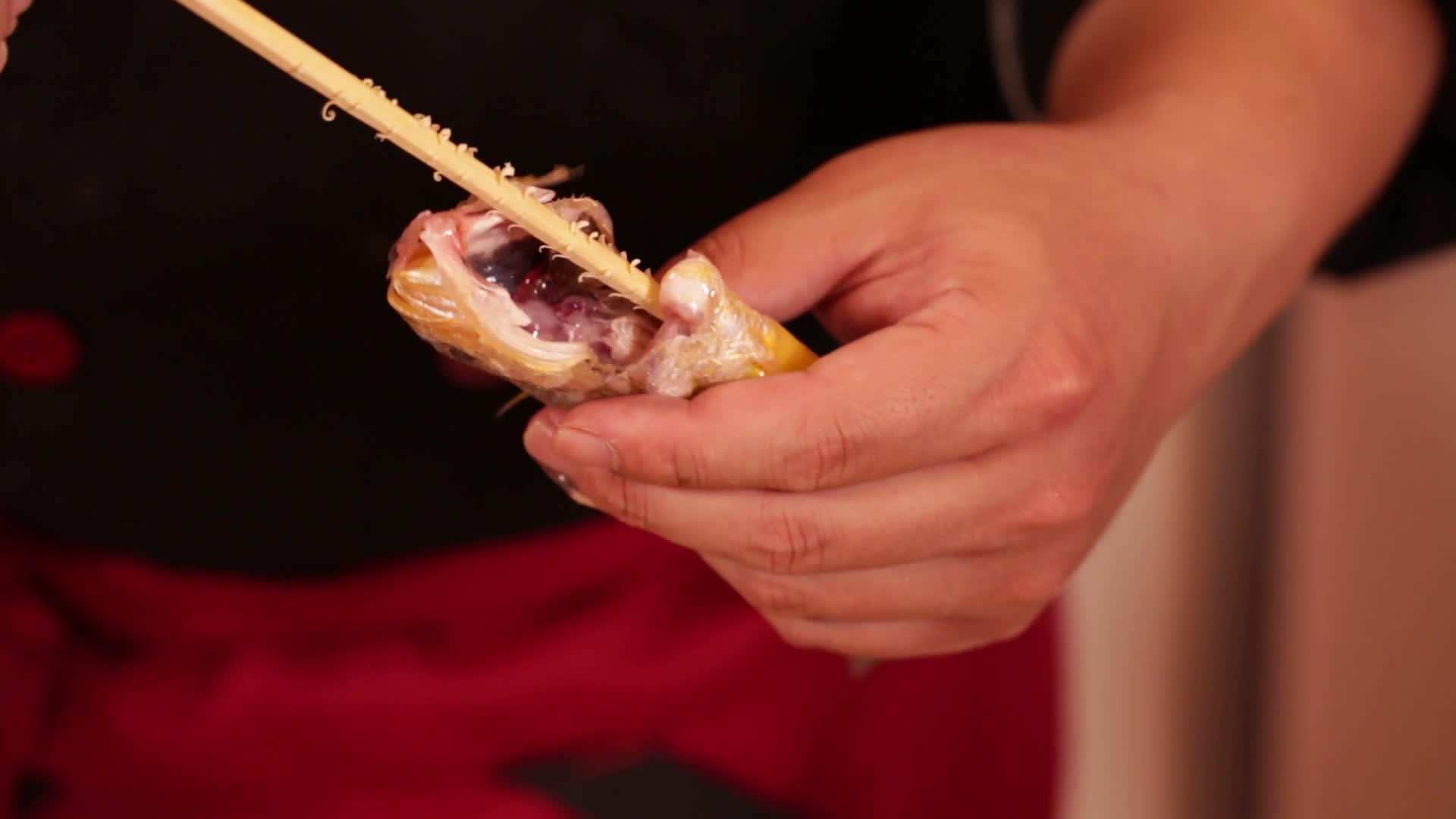 镜头合集用筷子给小黄鱼去内脏的方法视频的预览图