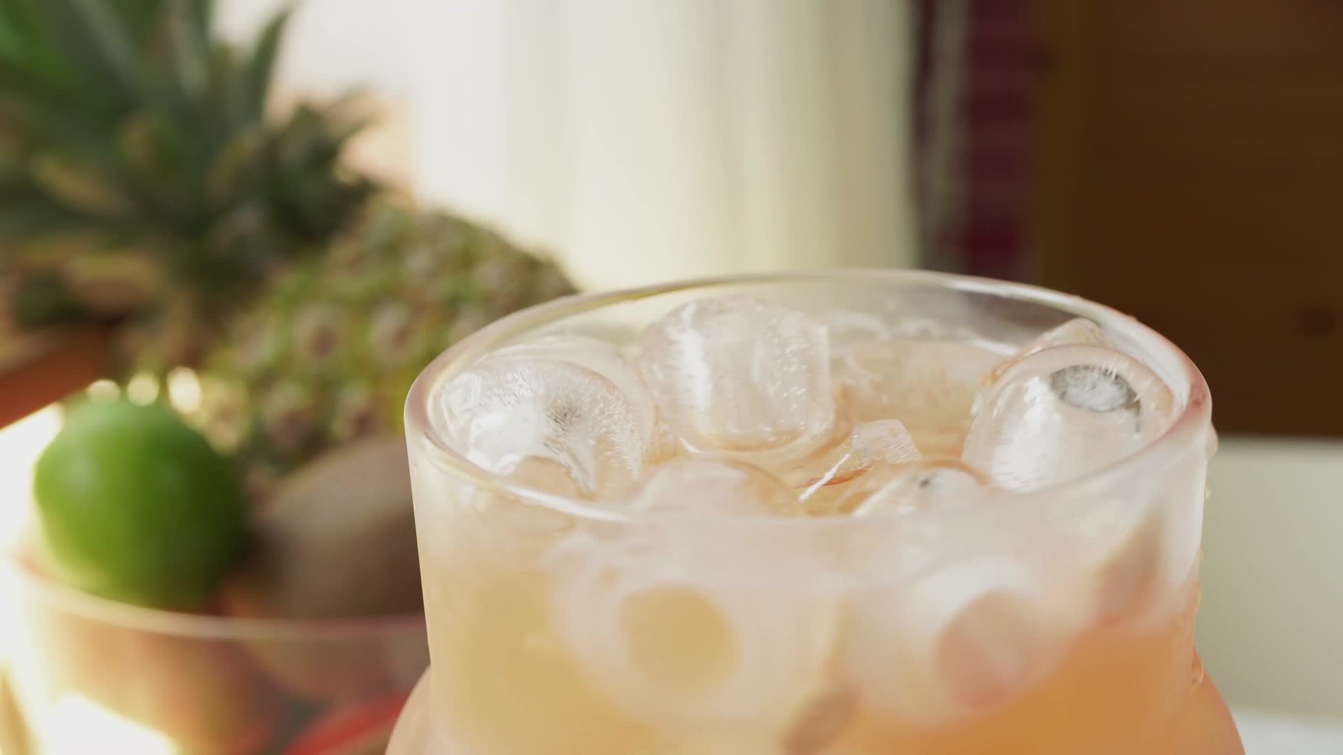 冰饮饮料西瓜果茶冰块视频的预览图