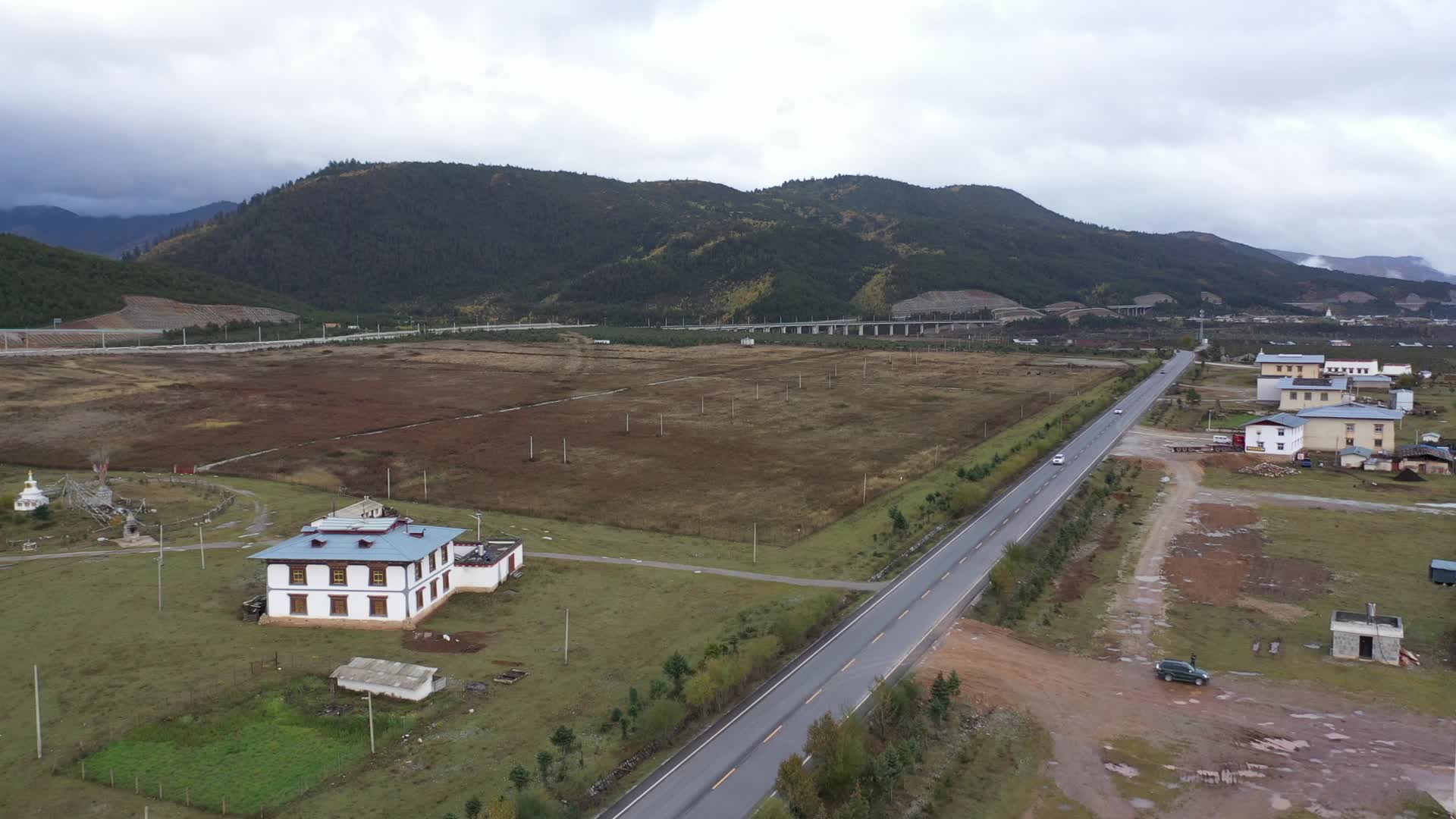 香格里拉高速路河流牧场高原农场藏区水库农村小康视频的预览图