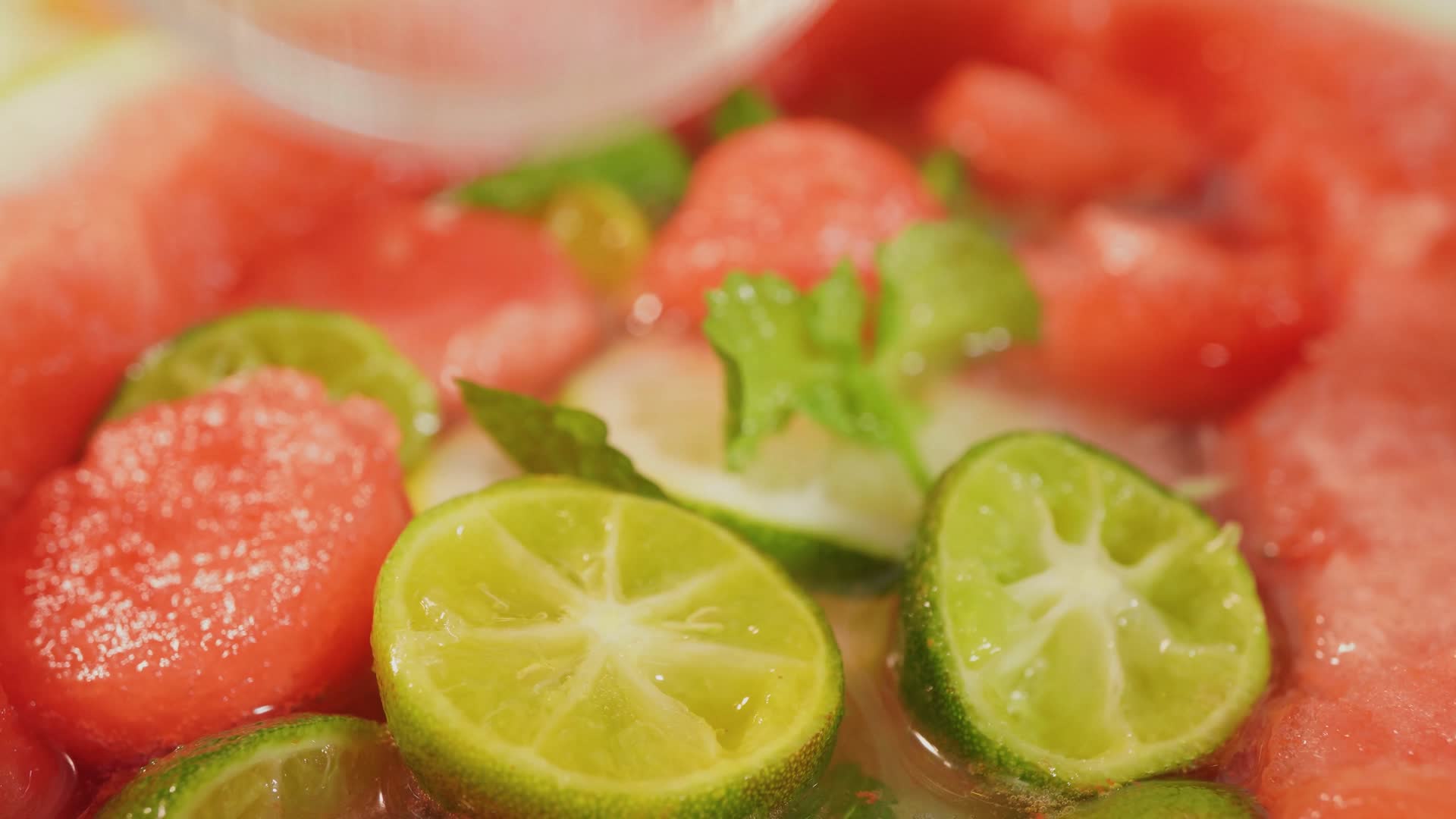 夏季西瓜水果酒视频的预览图
