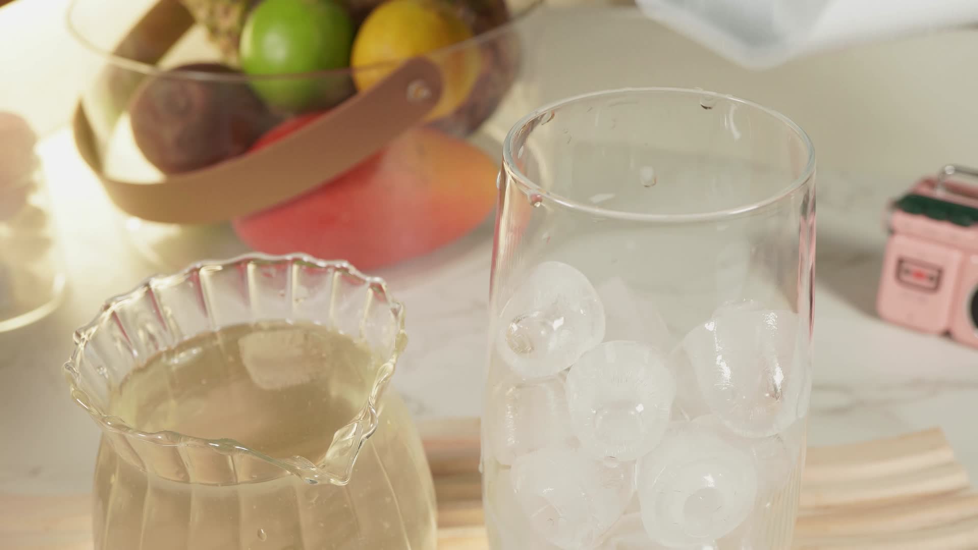 在玻璃杯里倒入冰块制作冷饮视频的预览图