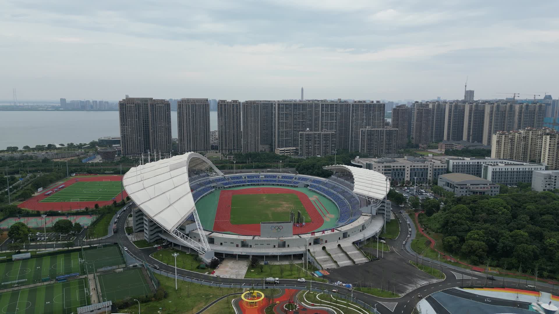 航拍江西九江奥林匹克中心体育馆视频的预览图