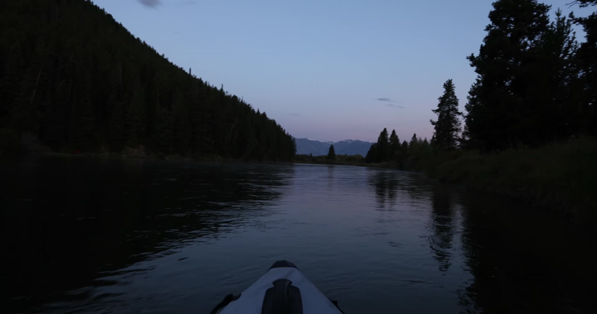 傍晚乘坐独木舟在森林湖水漂流视频的预览图
