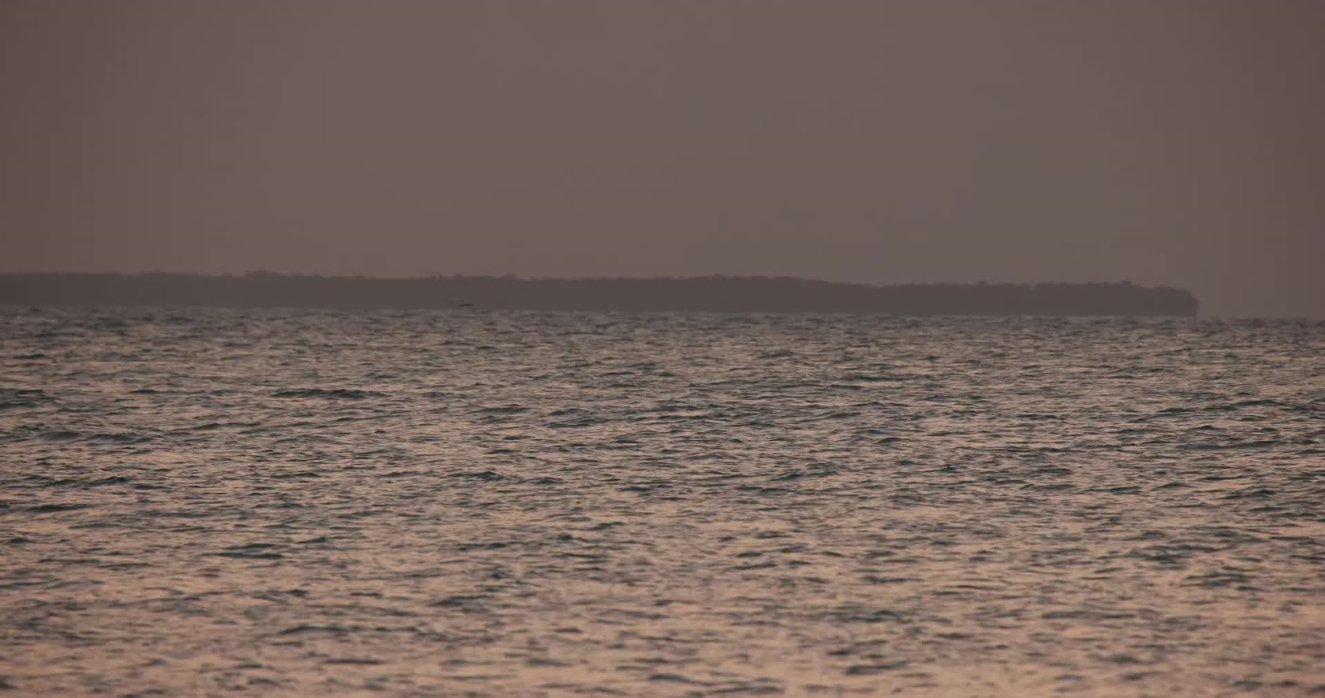 黄昏浪花拍打海岸礁石视频的预览图