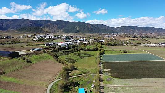 香格里拉高速路河流牧场高原农场藏区水库农村小康视频的预览图