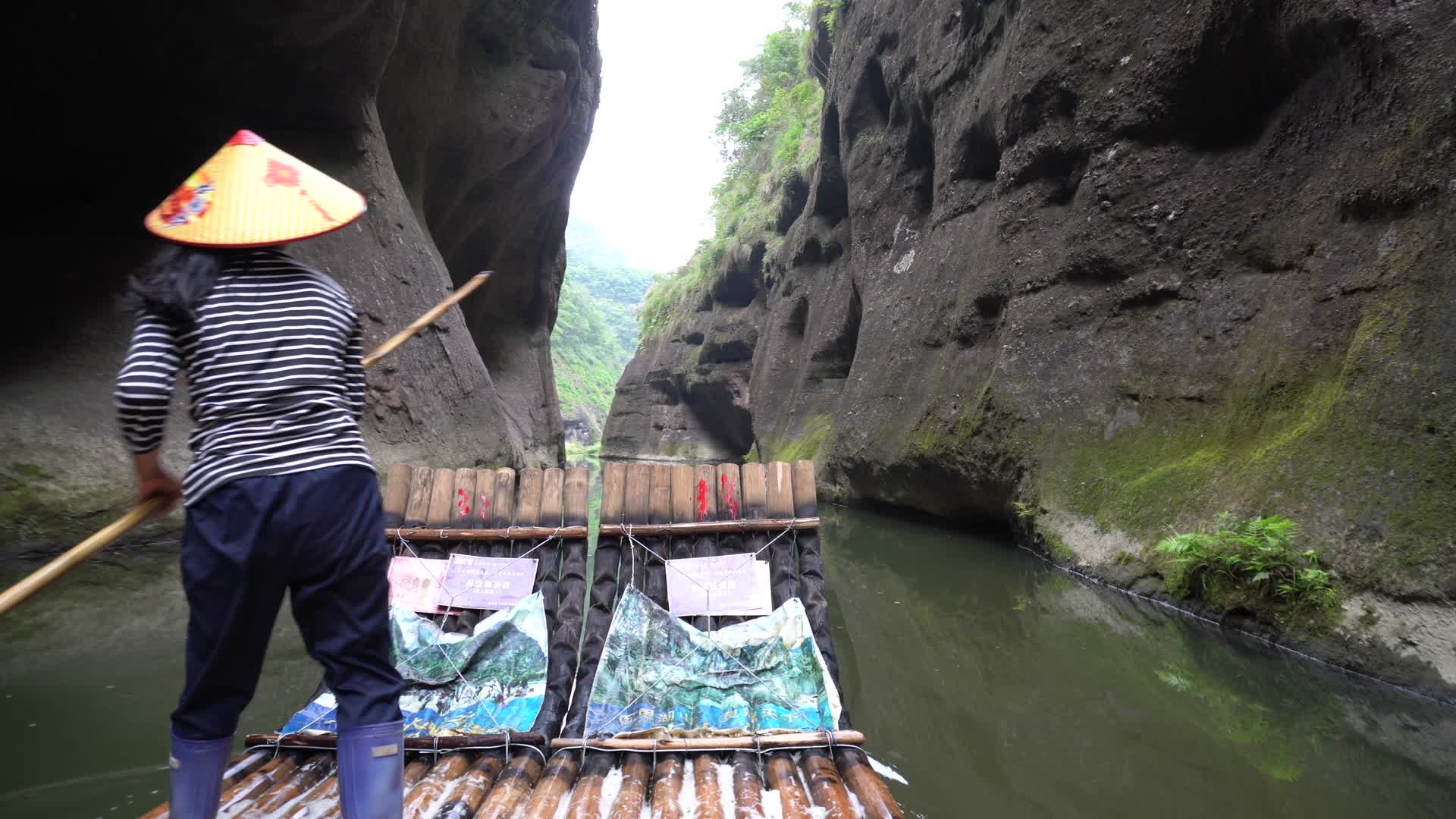 山谷漂流竹筏视频的预览图
