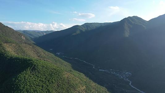 香格里拉长江第一湾河流高原高山视频的预览图