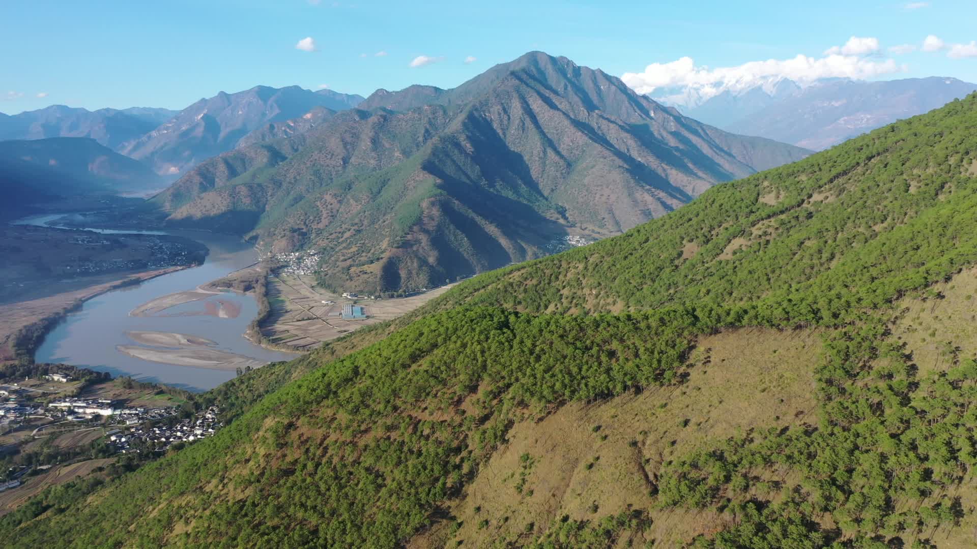 香格里拉长江第一湾河流高原高山视频的预览图