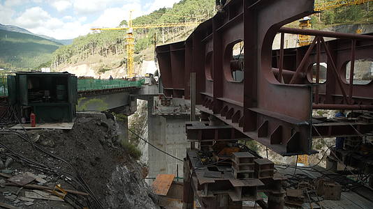 高速修路隧道公路工人建筑大桥施工视频的预览图