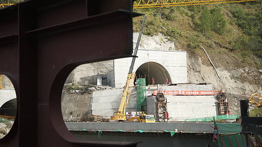 高速修路隧道公路工人建筑大桥施工视频的预览图