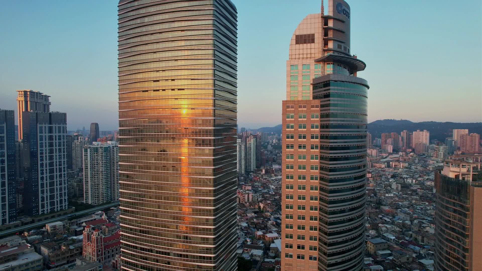 航拍厦门城市大楼视频的预览图
