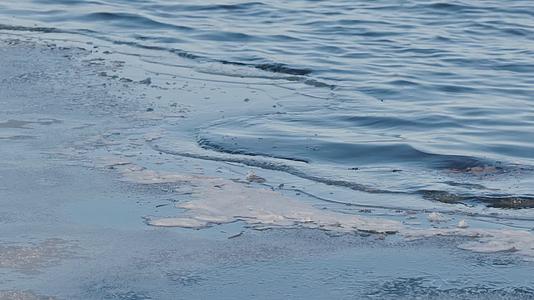 寒冷冬季湖面结冰波浪视频的预览图