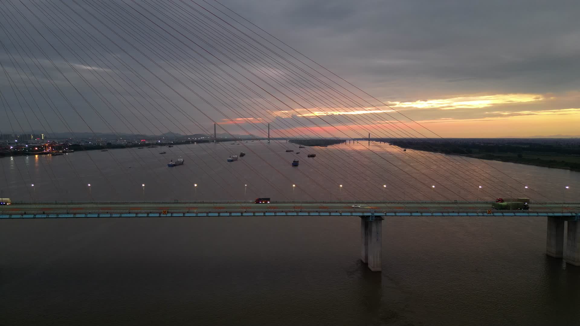 日落晚霞桥面行驶车辆航拍视频的预览图