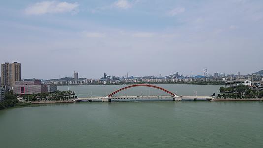 航拍湖北鄂州南浦虹桥交通视频的预览图
