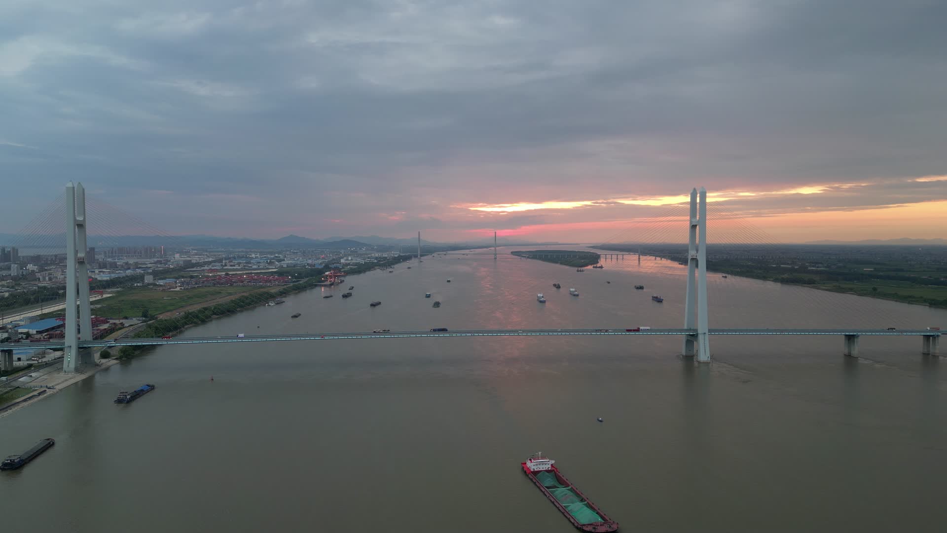 长江大桥日落晚霞夕阳江西九江视频的预览图