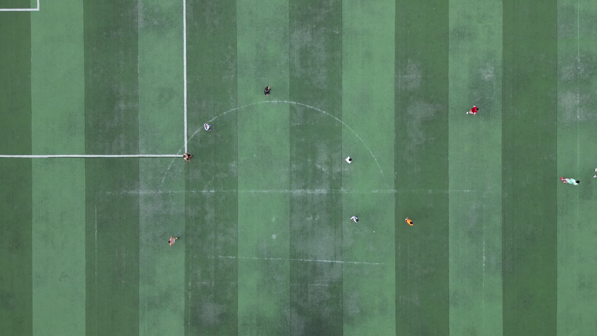 航拍运动场踢足球比赛视频的预览图