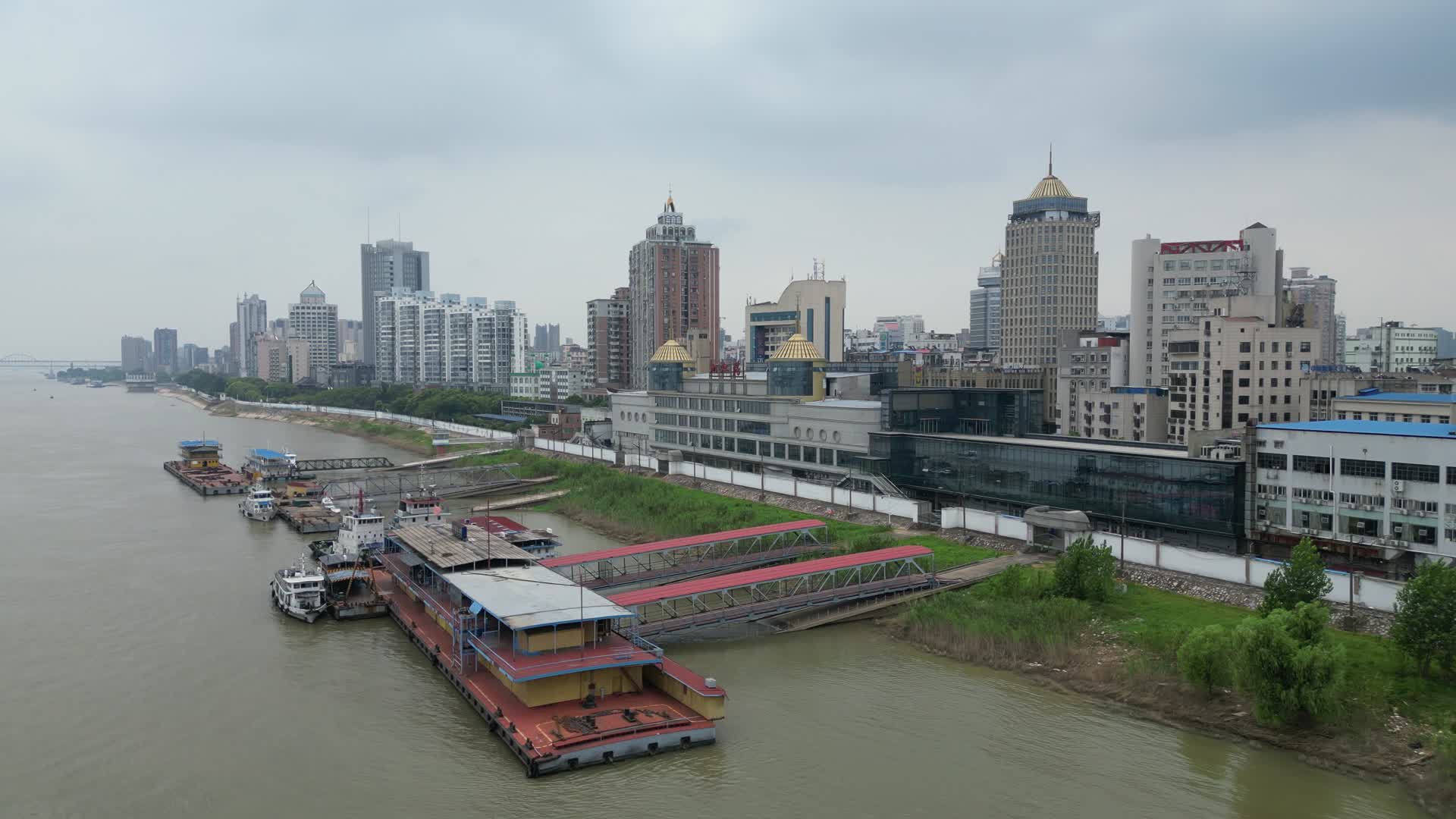 航拍江西九江港长江视频的预览图