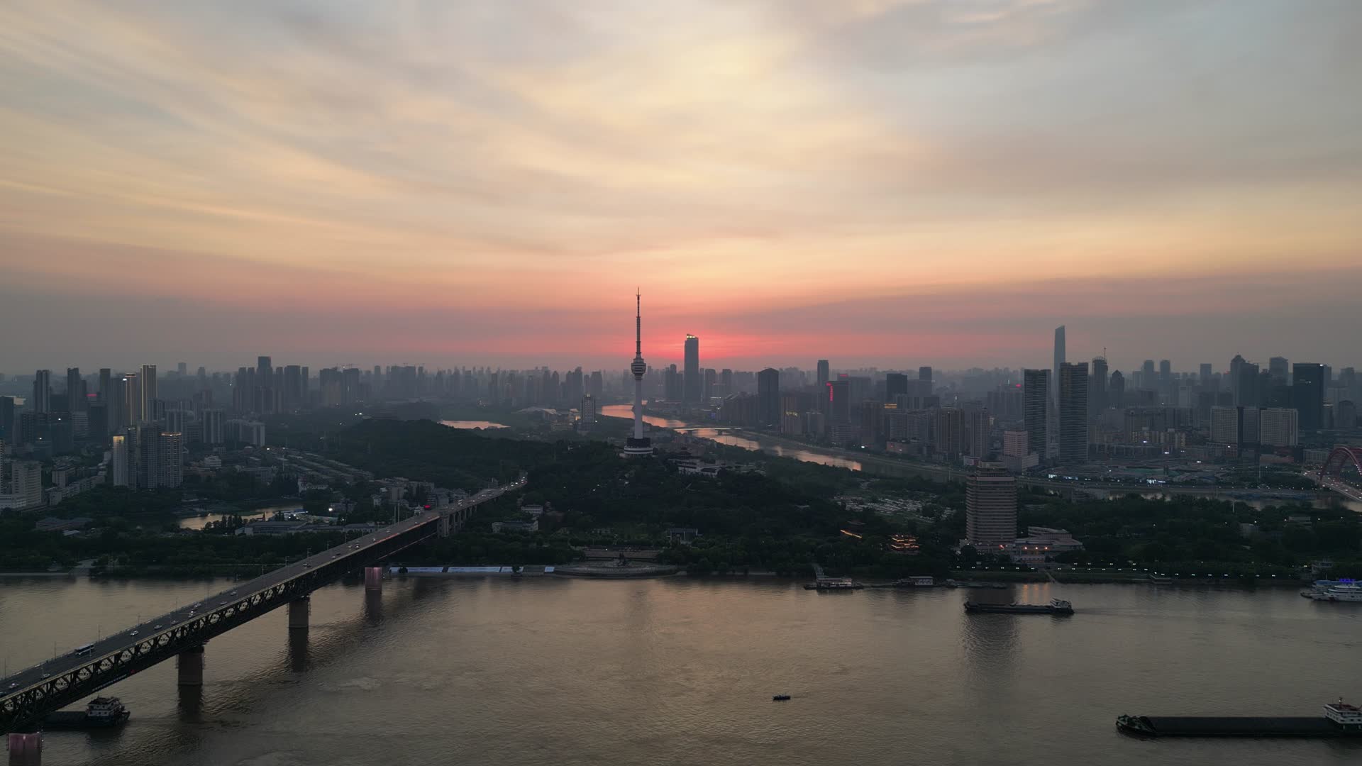 航拍湖北武汉长江大桥日落晚霞夕阳视频的预览图