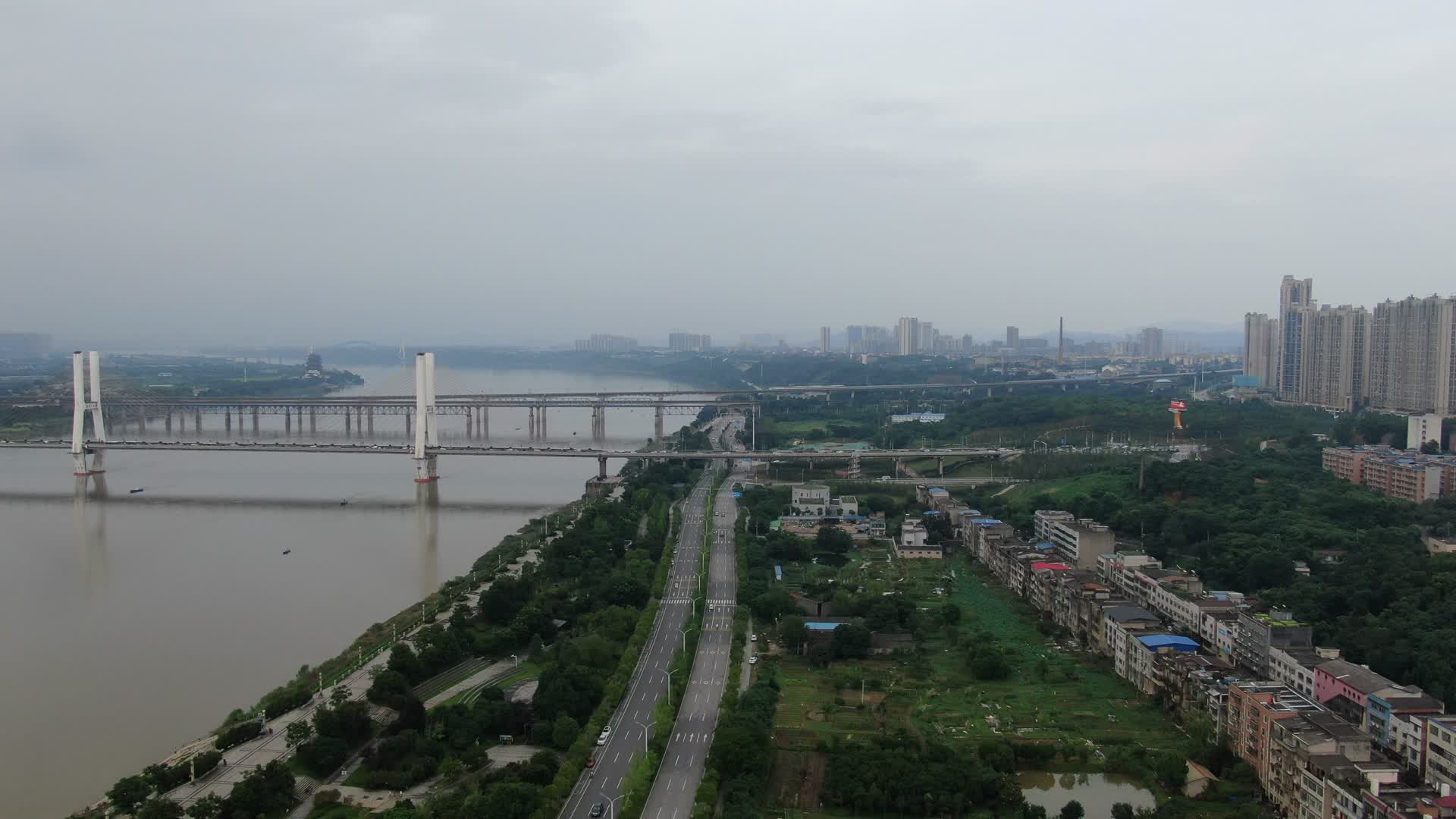 航拍湖南湘潭沿江中路三大桥视频的预览图