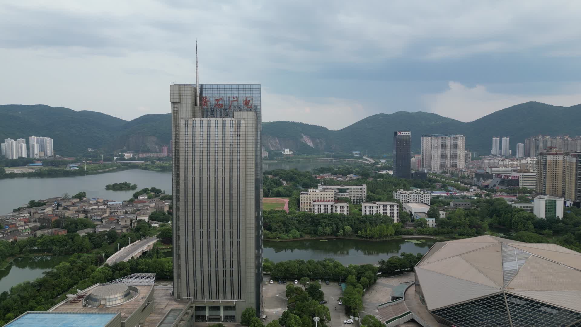 航拍湖北黄石广电中心大楼视频的预览图