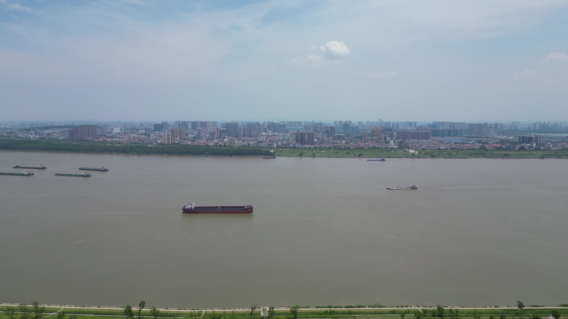 航拍长江上行驶的货运大船视频的预览图