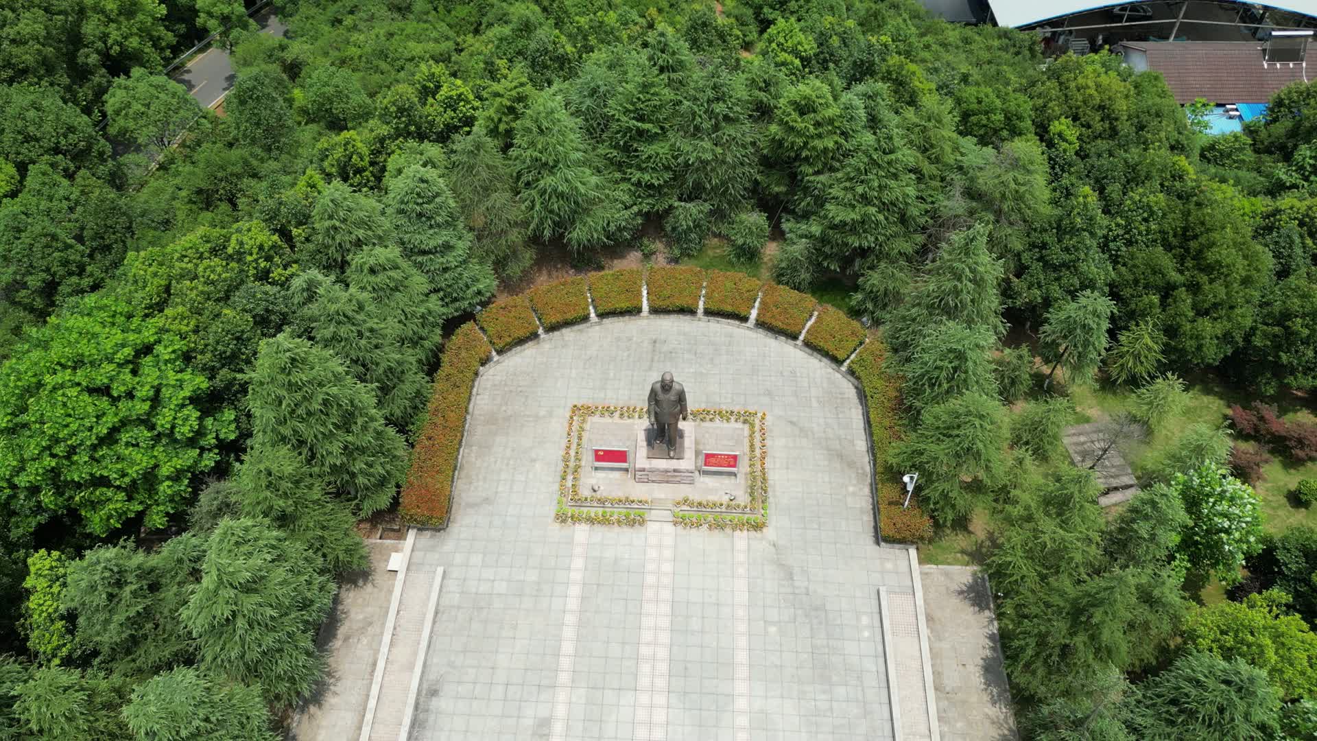 旅游景区湖南常德林伯渠纪念馆铜像广场视频的预览图