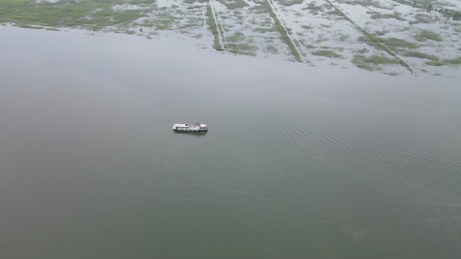 航拍湖面行驶小船视频的预览图
