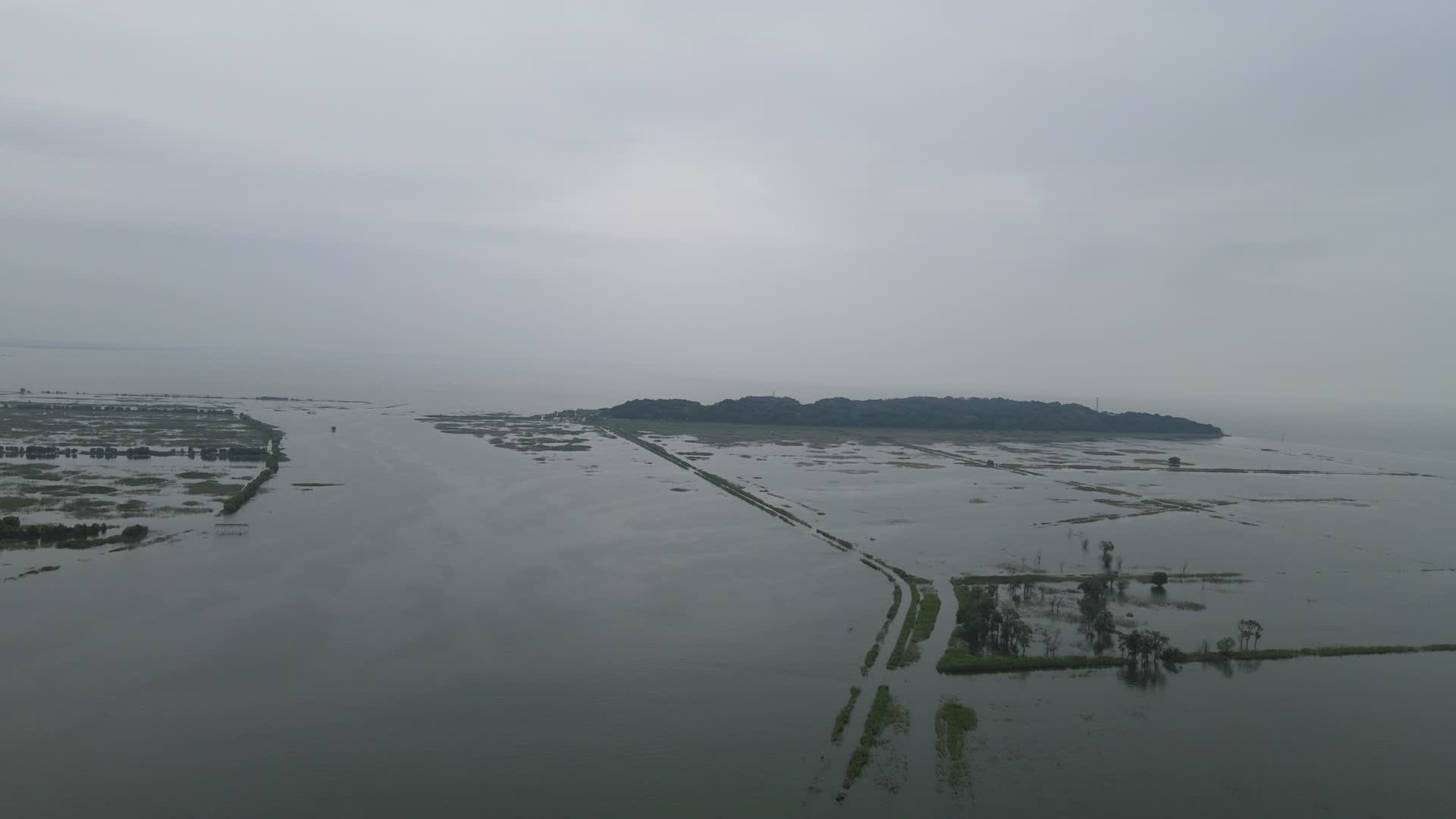 航拍湖南岳阳洞庭湖风光视频的预览图