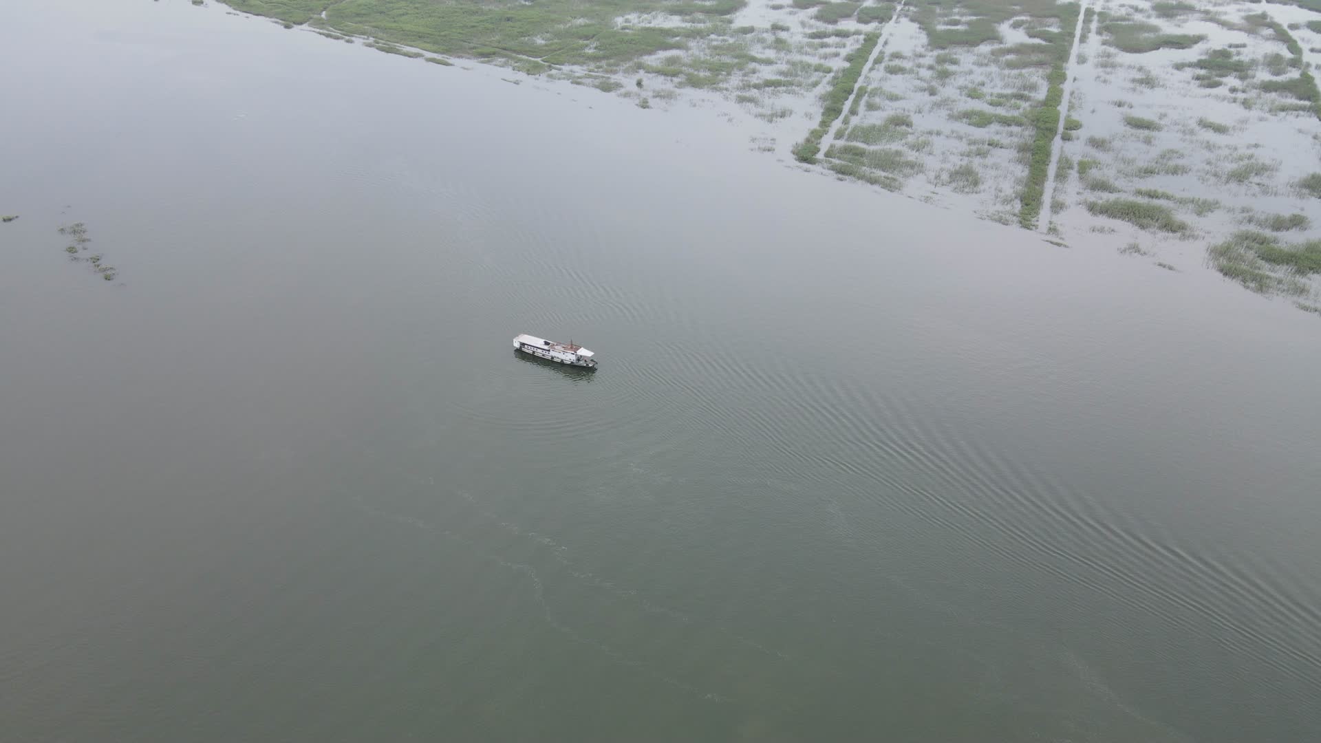 航拍湖面行驶小船视频的预览图