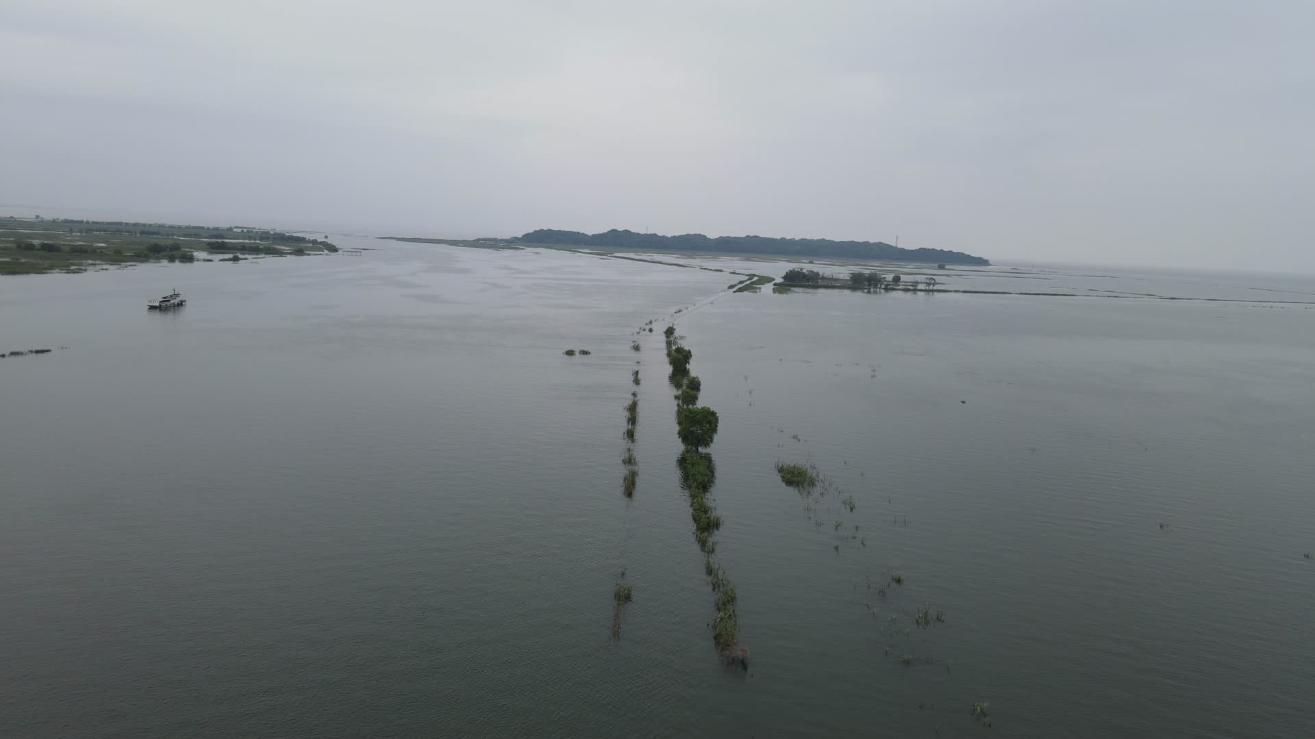 航拍湖南岳阳君山岛被淹的公路视频的预览图