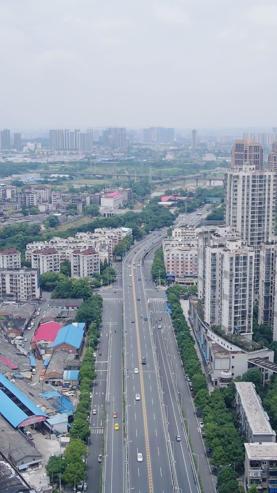 航拍湖北武汉城市交通竖屏视频的预览图