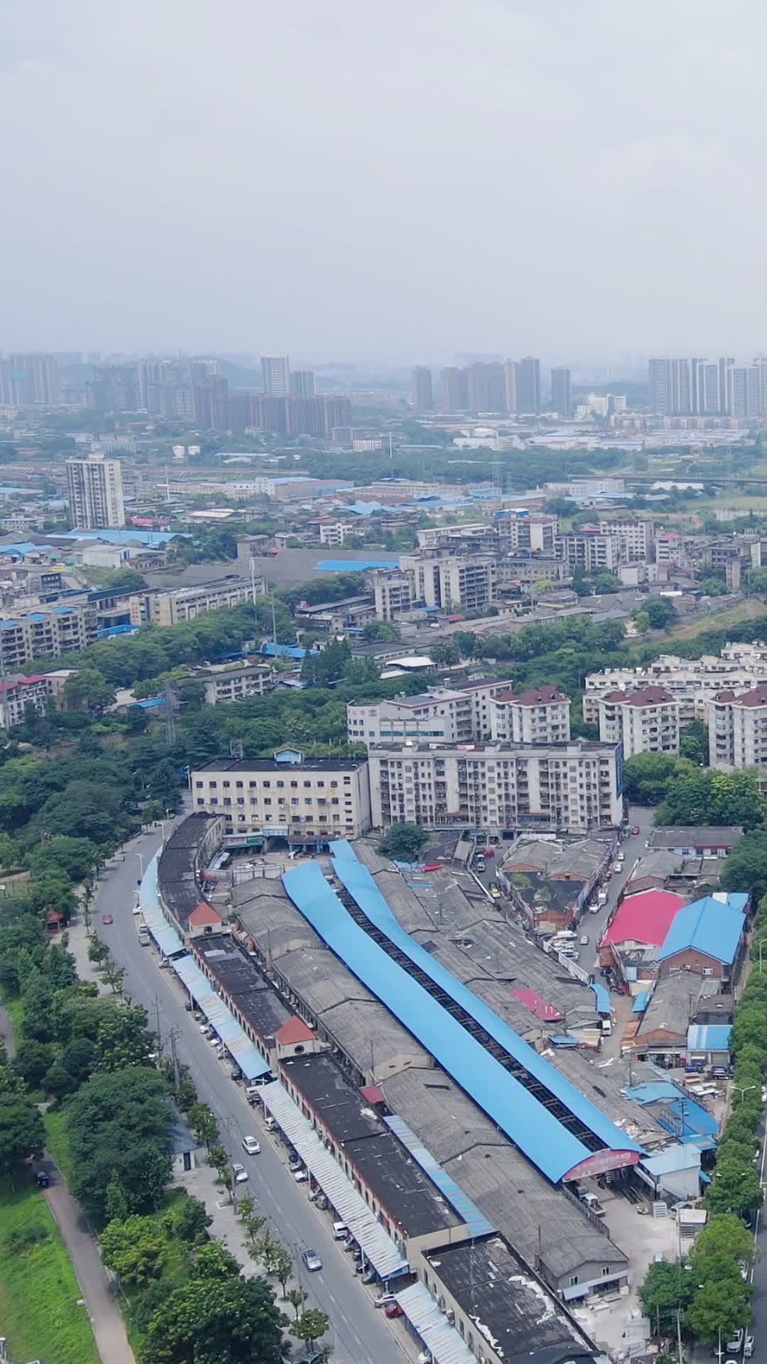 航拍湖北武汉城市交通竖屏视频的预览图