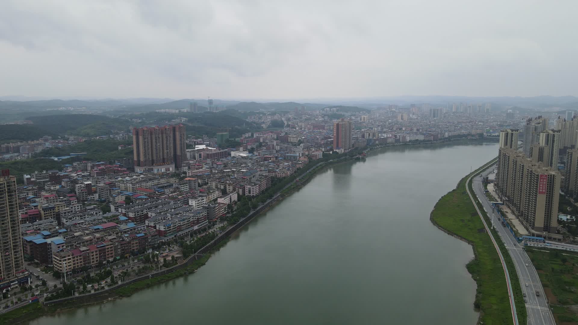 航拍湖南隆回九龙大桥交通视频的预览图