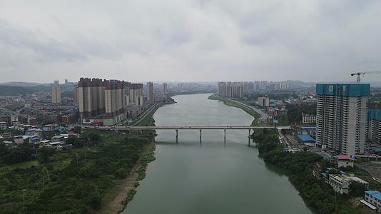 航拍湖南隆回九龙大桥交通视频的预览图