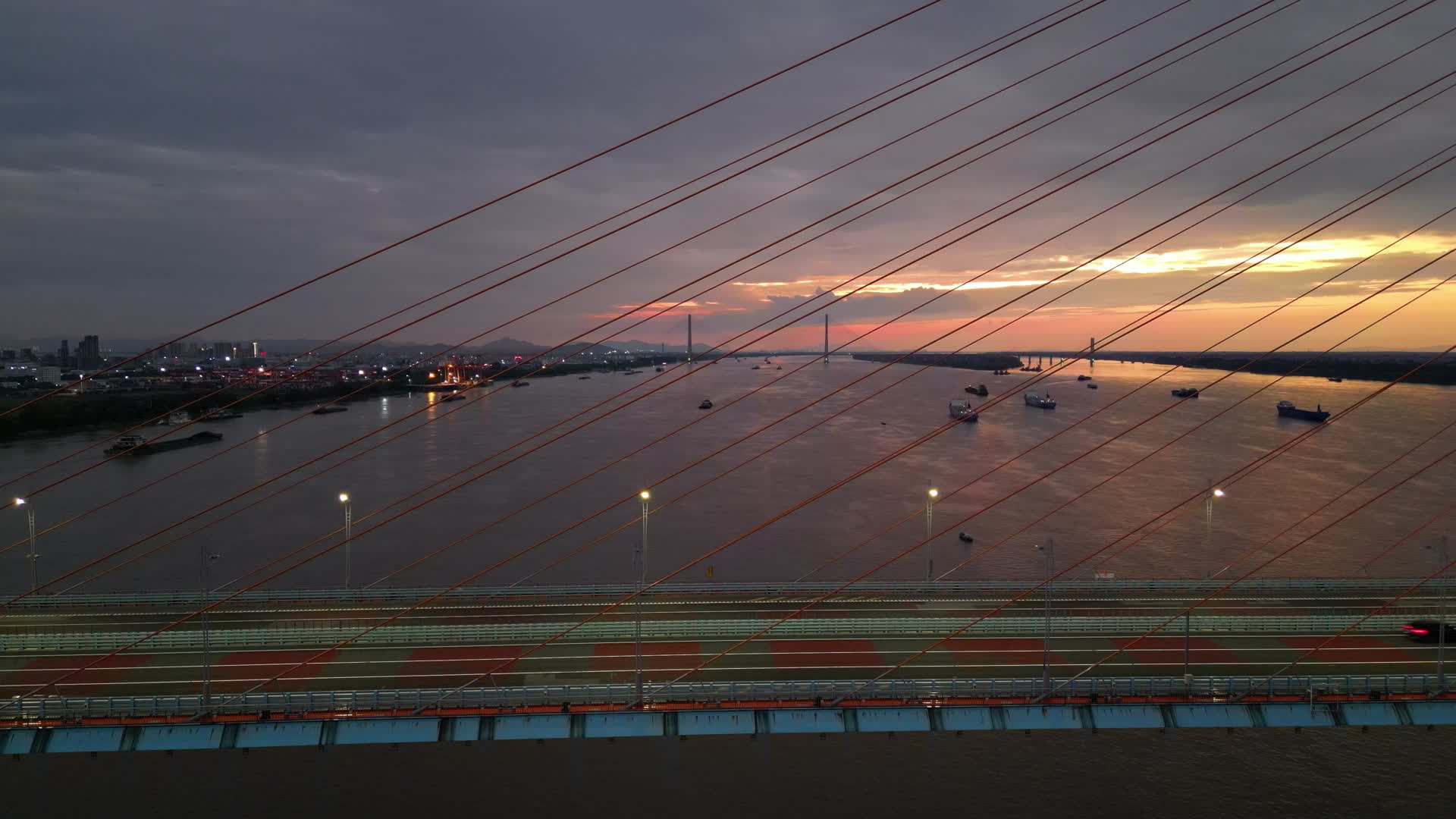 日落晚霞桥面行驶车辆航拍视频的预览图