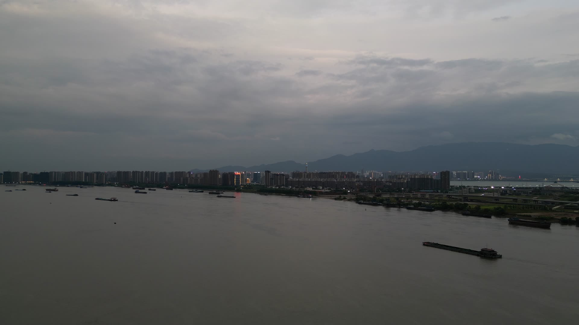 航拍九江城市夜幕降临视频的预览图