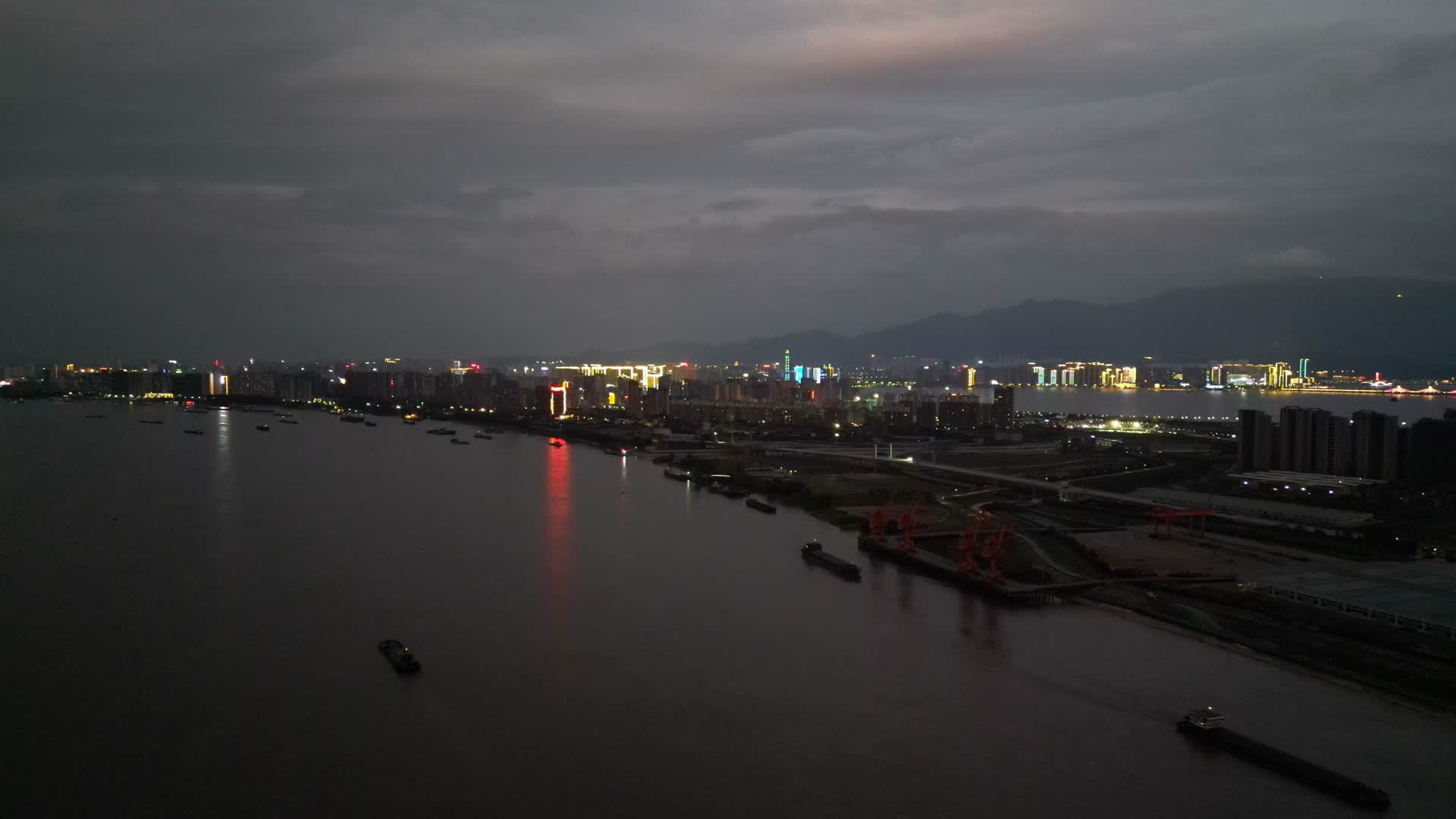 航拍九江城市夜幕降临视频的预览图