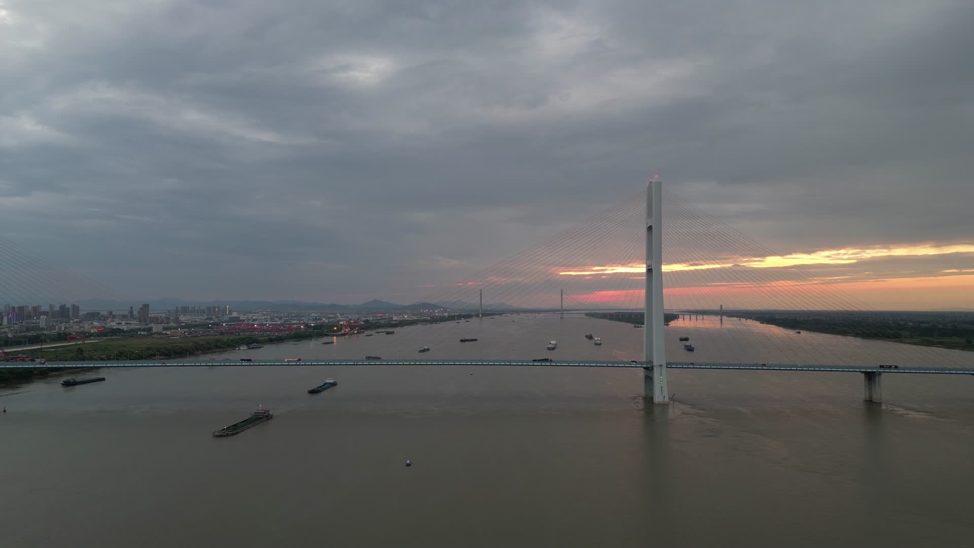 长江大桥日落晚霞夕阳江西九江视频的预览图