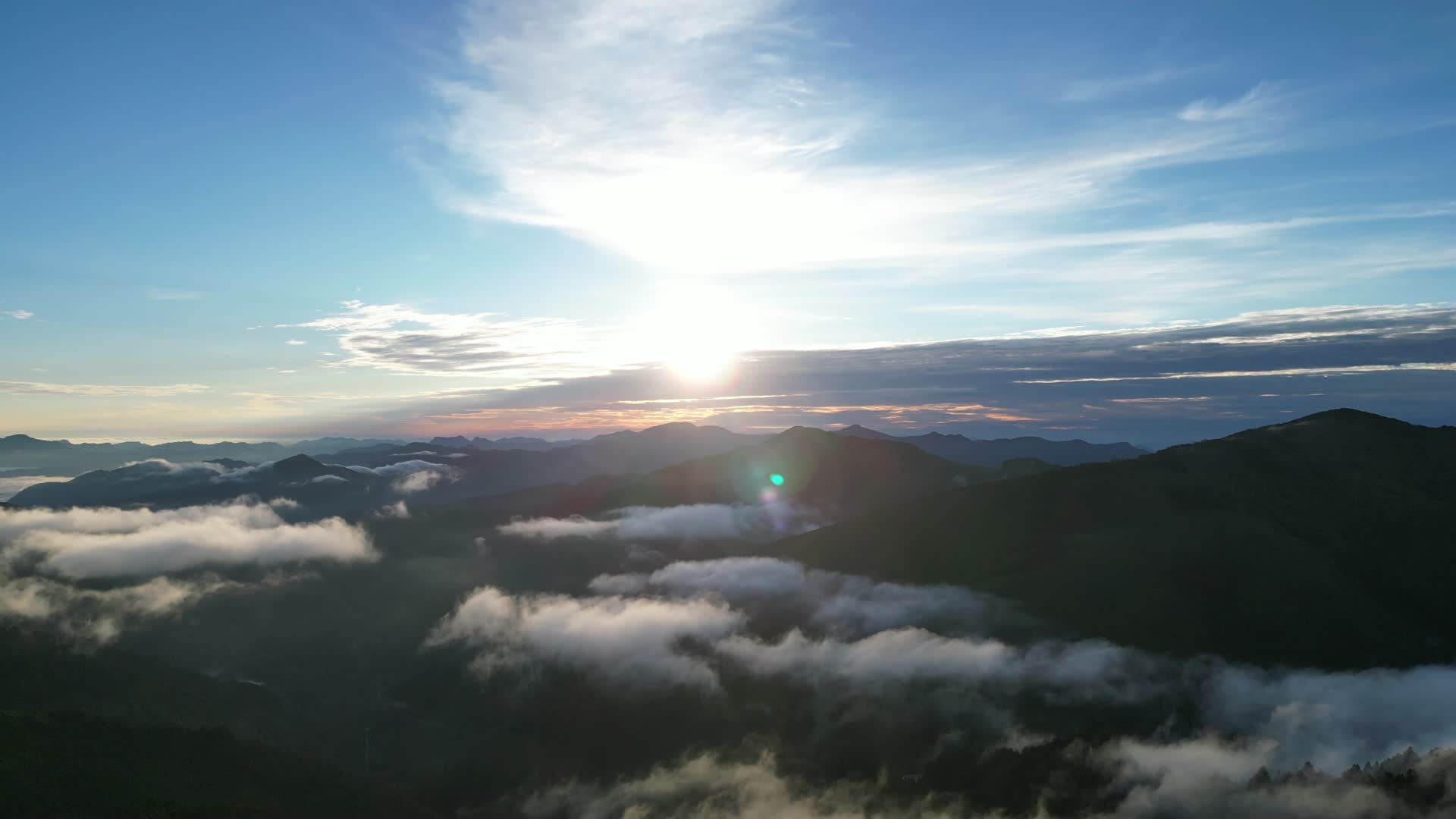 航拍湖北神农架神农顶景区高山云海日落夕阳视频的预览图
