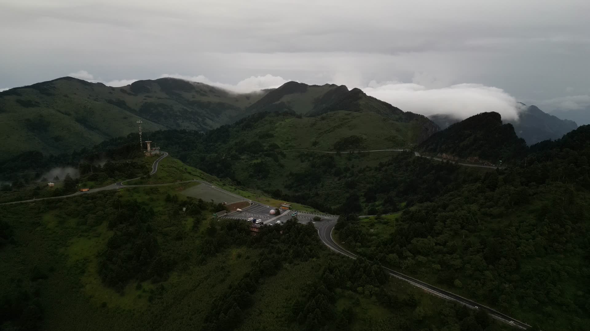 航拍湖北神农架神农顶景区视频的预览图
